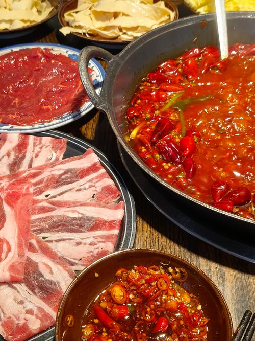 食材新鲜:火锅店的食材非常新鲜,每一样都